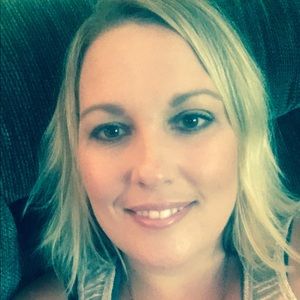 Meet your Posher, Lora